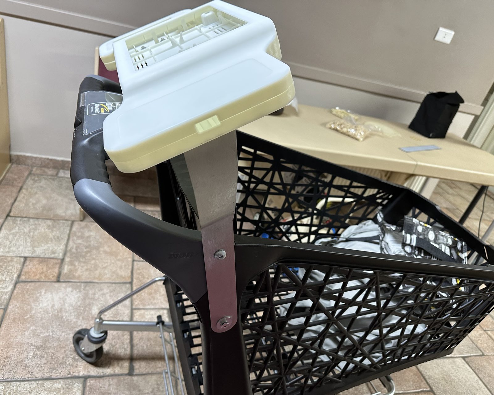 The device mounted on the cart, front view.